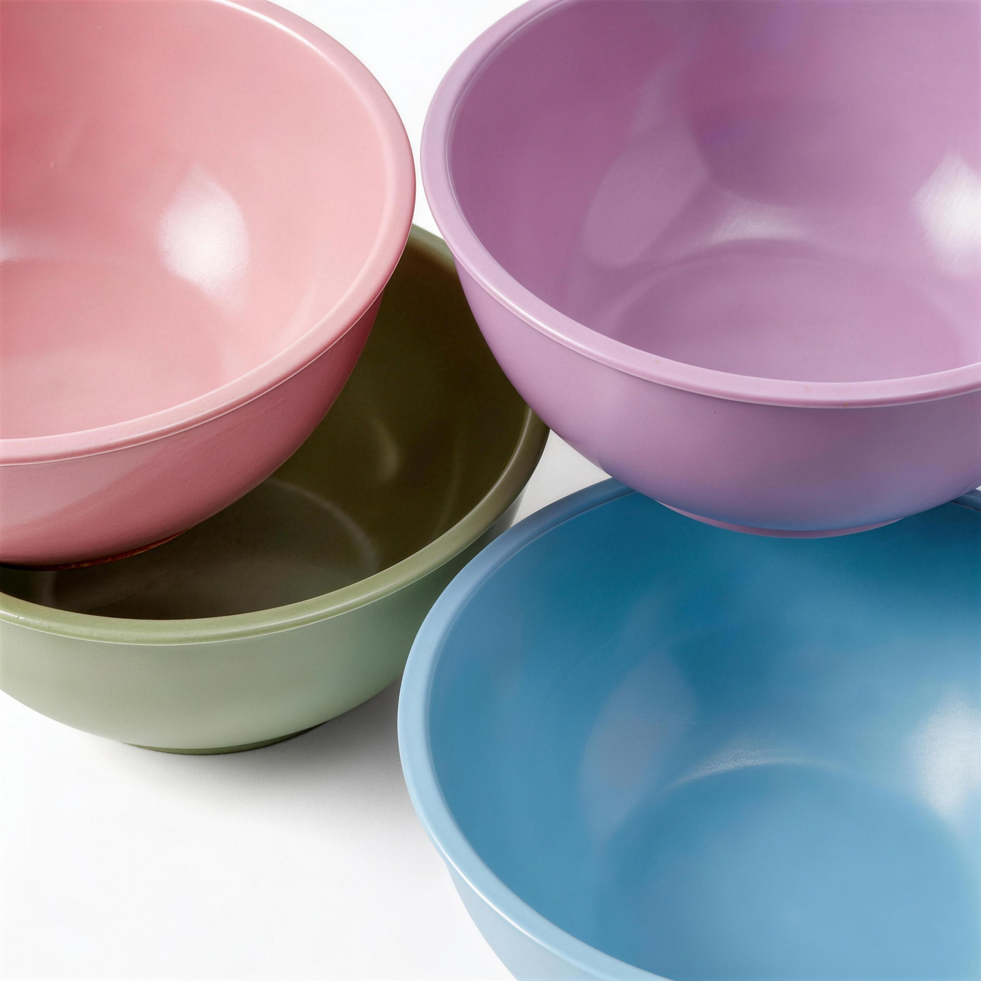 Large Plastic Serving Bowls with Lids – Set of 4