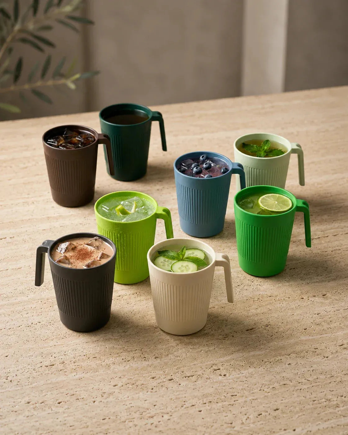 Gerippter Plastikbecher mit Griff